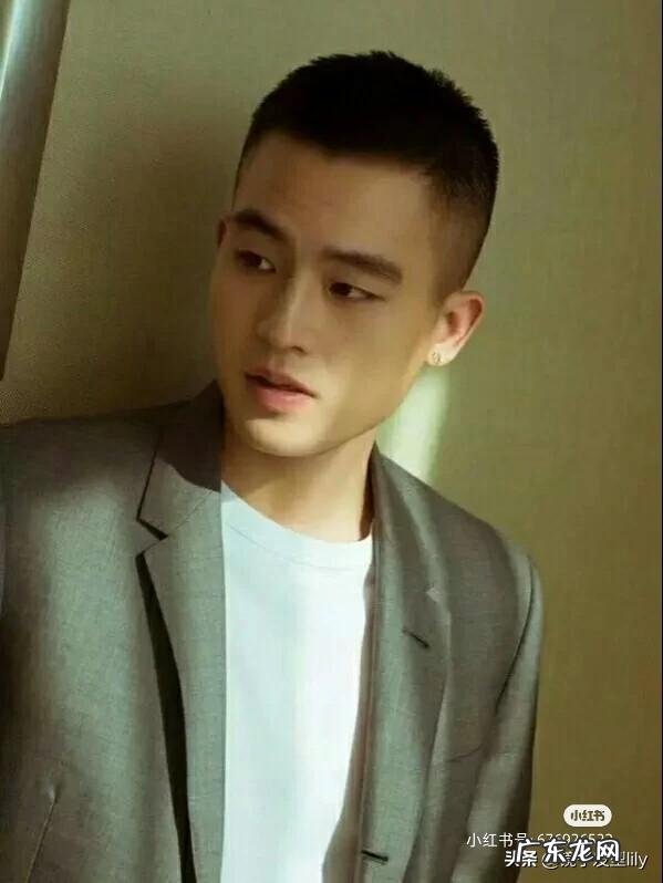 2022年流行男卷发发型 2022年最流行的发型中长发卷发男