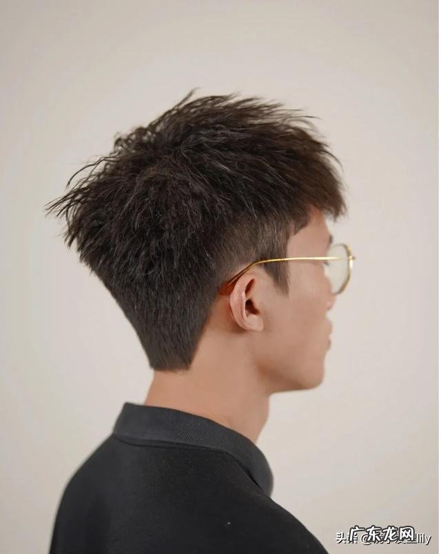 2022年流行男卷发发型 2022年最流行的发型中长发卷发男