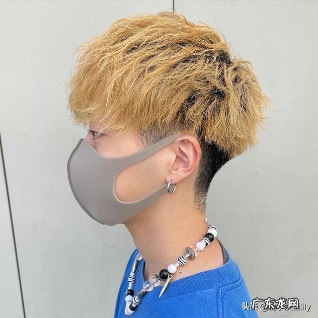 2022年流行男卷发发型 2022年最流行的发型中长发卷发男