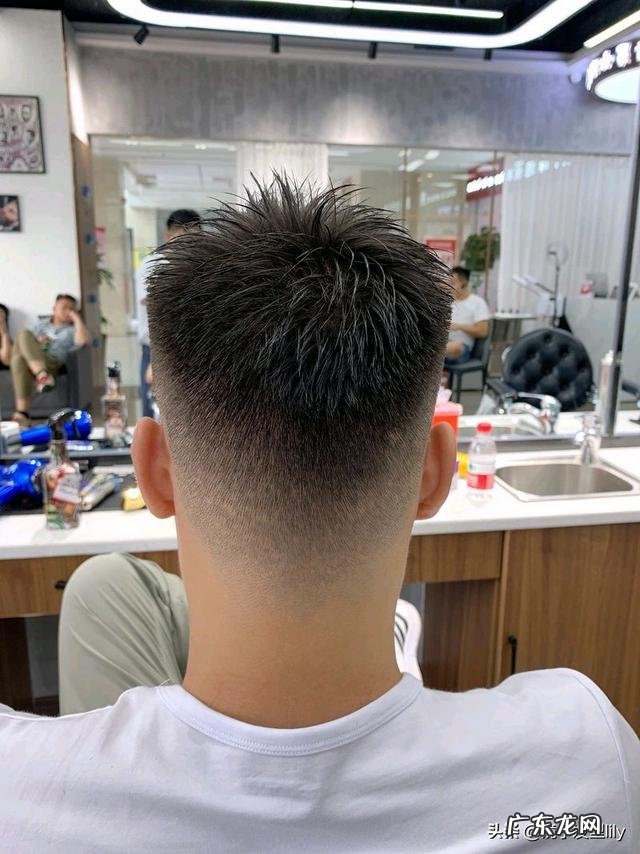 2022年流行男卷发发型 2022年最流行的发型中长发卷发男