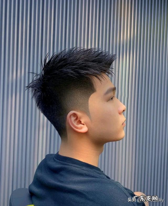 2022年流行男卷发发型 2022年最流行的发型中长发卷发男