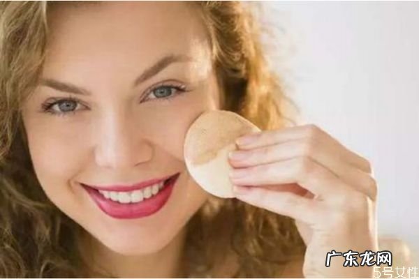 海绵和化妆刷化妆有什么区别 画底妆需要准备些什么