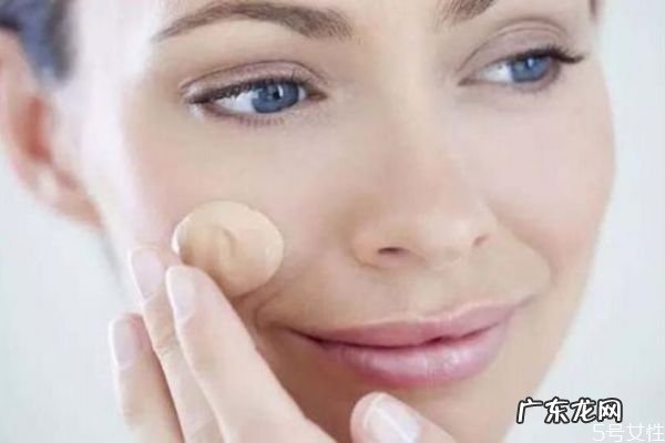 海绵和化妆刷化妆有什么区别 画底妆需要准备些什么