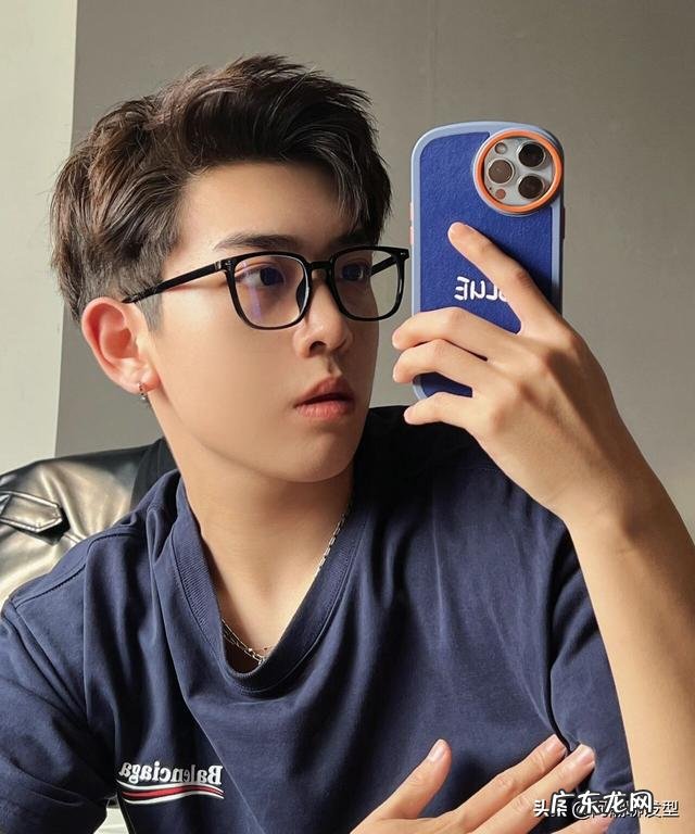 19年剪的三款男生发型 2020最值得剪的30款男生发型