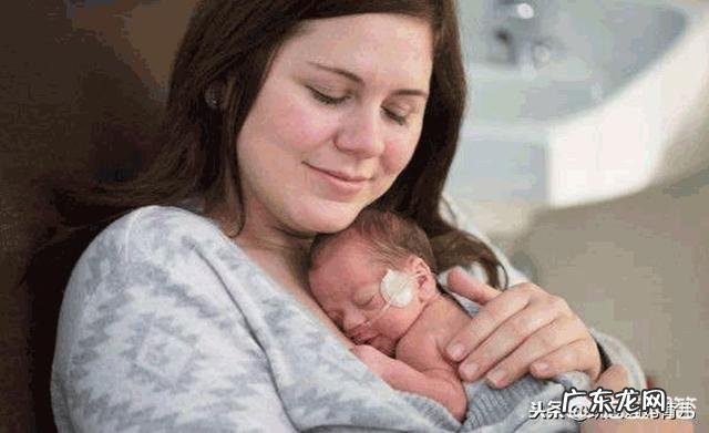 别让错误的抱姿伤害了宝宝的脊椎,怎样抱宝宝才正确?