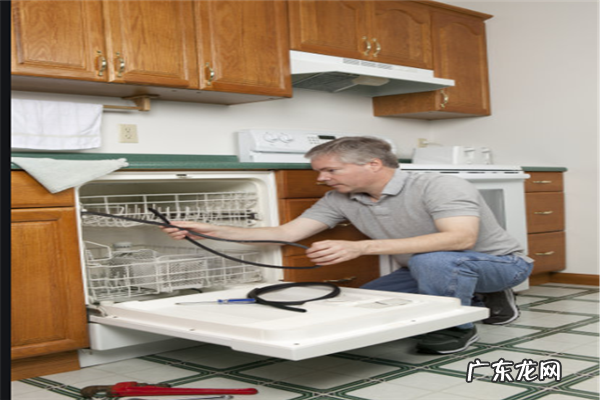 嵌入式和水槽式洗碗机哪个好 嵌入式洗碗机排行榜