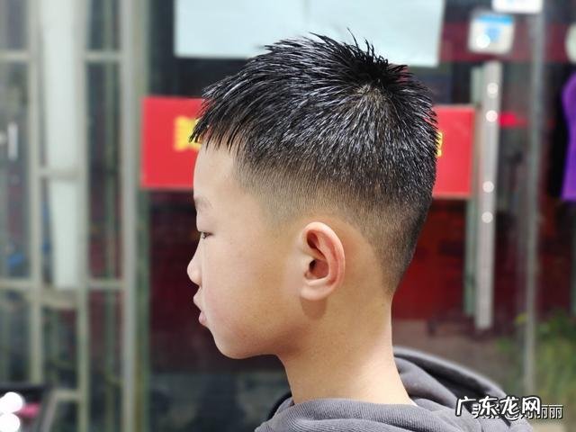 男士刻痕2019个性发型 2019男士超短刀刻发型