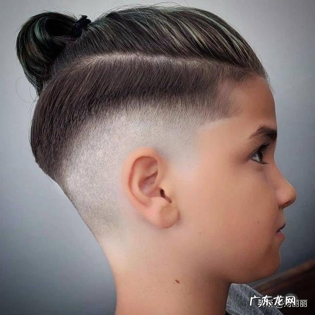 男士刻痕2019个性发型 2019男士超短刀刻发型