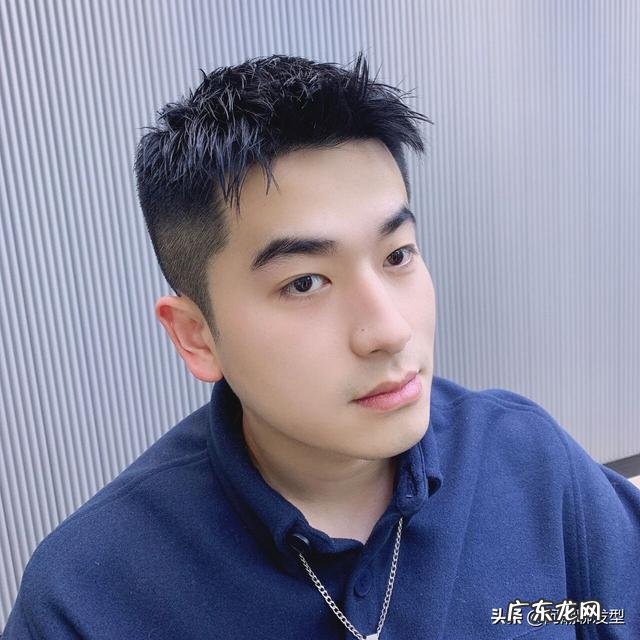 流行中分发型男生图片 男发型2022流行发型中分图片