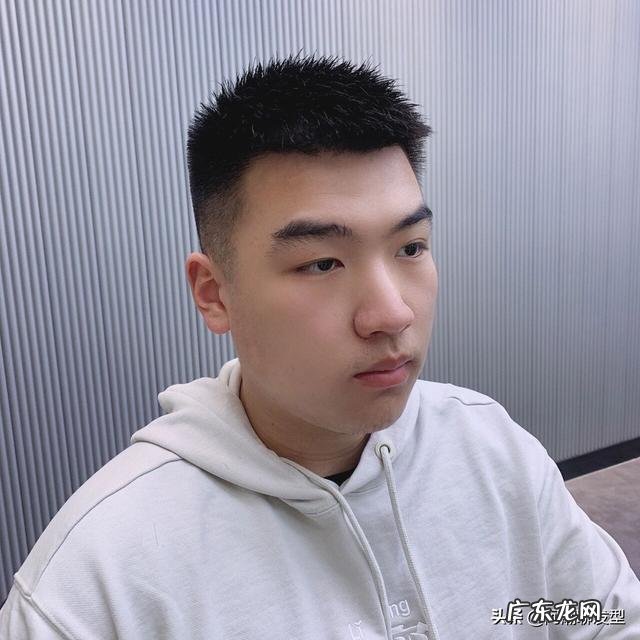 流行中分发型男生图片 男发型2022流行发型中分图片