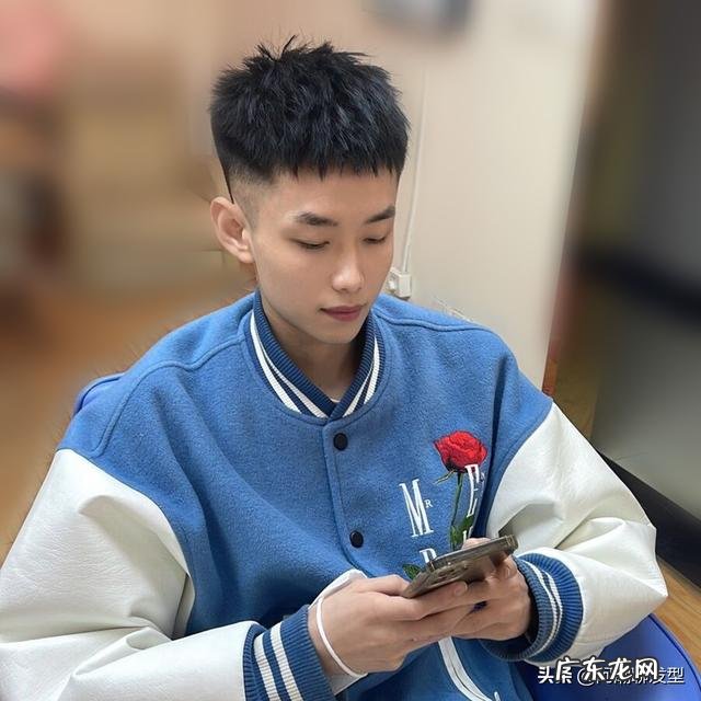 流行中分发型男生图片 男发型2022流行发型中分图片