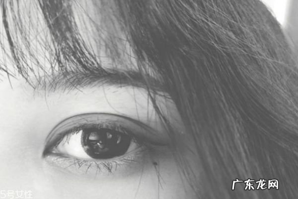 双眼皮割了多久可以化妆 双眼皮手术后恢复期