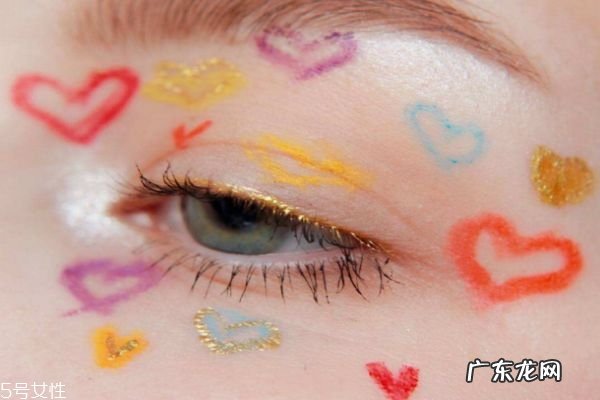 双眼皮割了多久可以化妆 双眼皮手术后恢复期