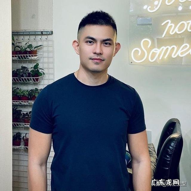 圆脸男人头发硬适合什么发型 男士圆脸头发软塌适合什么发型