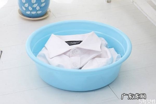 茶水弄到的衣服上怎么办 如何去除衣服上茶水