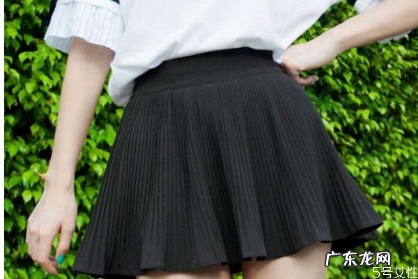 超短裙应该怎么搭配上衣 超短裙的搭配技巧