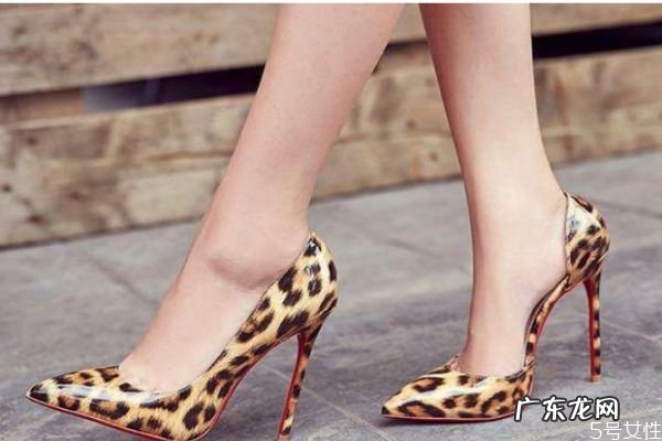 肉色丝袜怎么搭配好看 肉色丝袜的搭配技巧