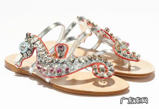 脚黑穿什么颜色的凉鞋 脚黑穿什么颜色的凉鞋好