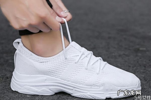 白色的网面鞋应该怎么清洗 白色的网面鞋清洗的方法