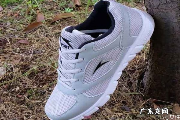 白色的网面鞋应该怎么清洗 白色的网面鞋清洗的方法