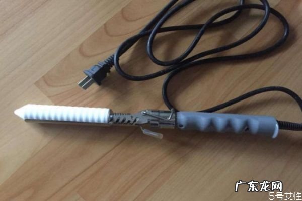 陶瓷卷发棒会伤头发吗 卷发棒的正确打开方式