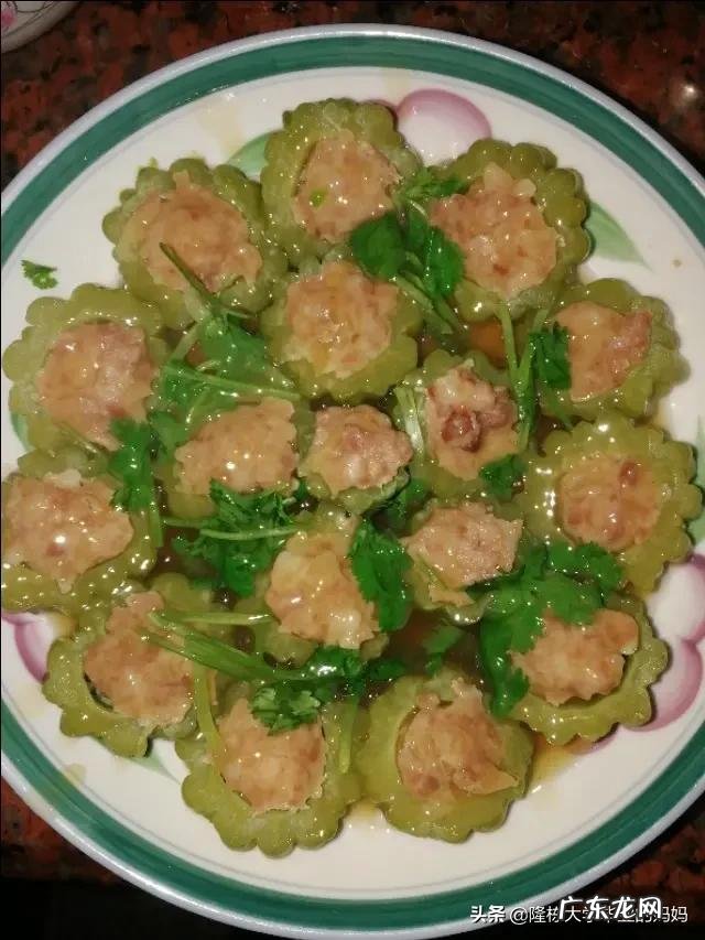 怎么做苦瓜不苦而很好吃 夏天多吃苦瓜有什么好处呢？苦瓜怎么做才好吃啊？