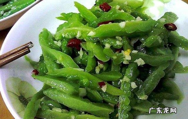 怎么做苦瓜不苦而很好吃 夏天多吃苦瓜有什么好处呢？苦瓜怎么做才好吃啊？