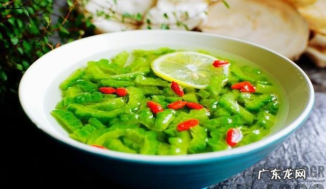 怎么做苦瓜不苦而很好吃 夏天多吃苦瓜有什么好处呢？苦瓜怎么做才好吃啊？