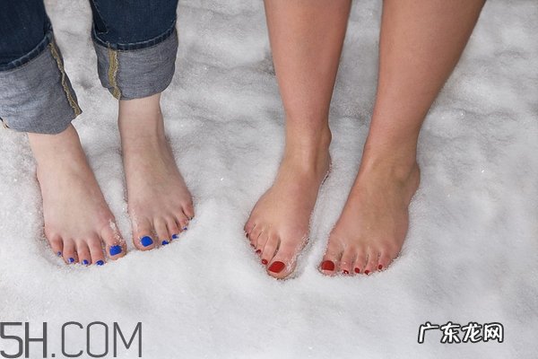 冬天睡觉脚冷什么原因 冬天睡觉脚冷怎么办