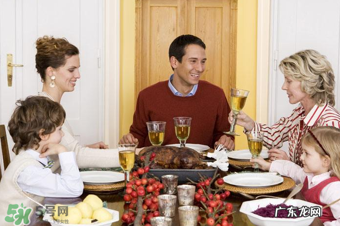 15分钟吃顿饭的人该反思 吃饭太快有什么危害?