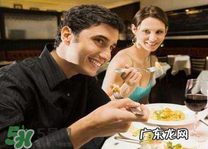 15分钟吃顿饭的人该反思 吃饭太快有什么危害?