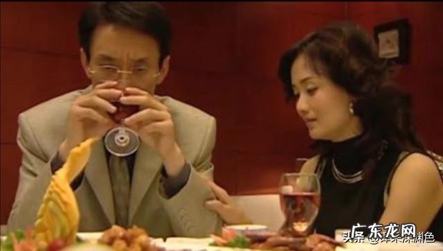 最近网络上,妻子陪两个男士吃饭,三人遭丈夫暴打,你有何感想?