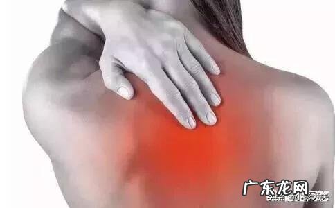 右侧背部酸痛、呼吸有压迫感?