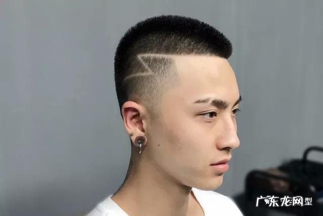 适合14岁的男生的发型 适合20岁以上男生的发型
