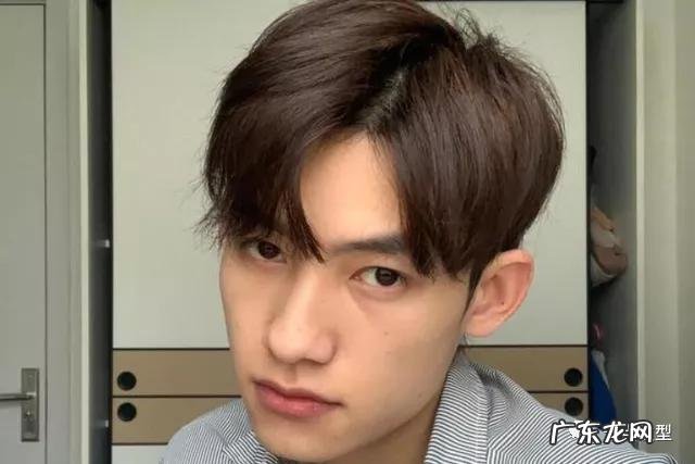 适合14岁的男生的发型 适合20岁以上男生的发型