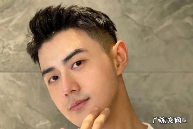 适合14岁的男生的发型 适合20岁以上男生的发型