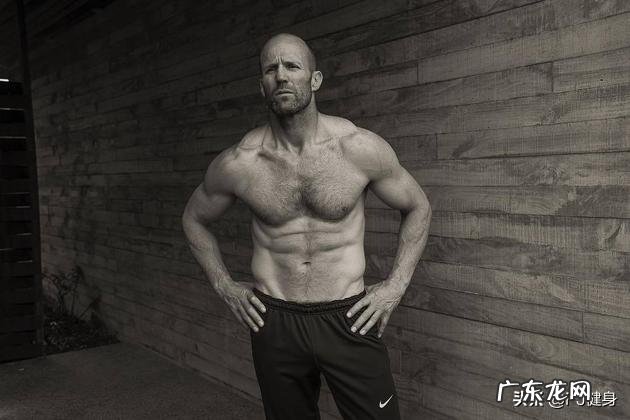 杰森斯坦森的肌肉如何练成的,他会做器械,举铁吗