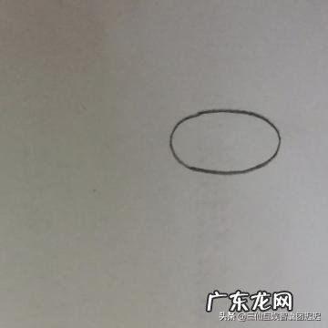 简笔画吃草的小牛的画法？