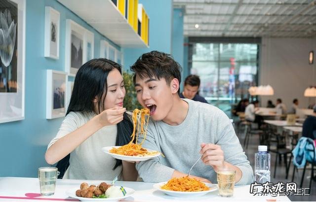 胃不好的人,身上2处会“喊疼”,却总有人不当回事!指哪2处