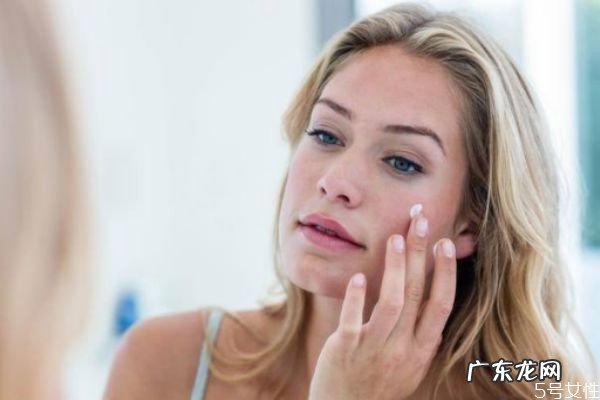 化妆时脸上搓泥是什么原因