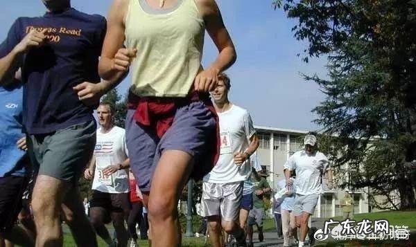 40分钟快走5公里和30分钟慢跑5公里消耗的能量是一样的么？