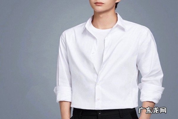 男生穿白衬衫里面适合穿什么 男生穿白衬衫里面穿什么打底