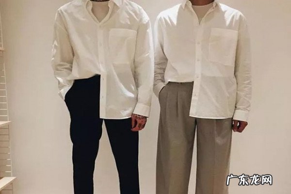 男生穿白衬衫里面适合穿什么 男生穿白衬衫里面穿什么打底