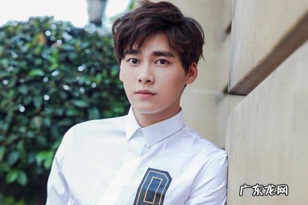 男生穿白衬衫里面适合穿什么 男生穿白衬衫里面穿什么打底