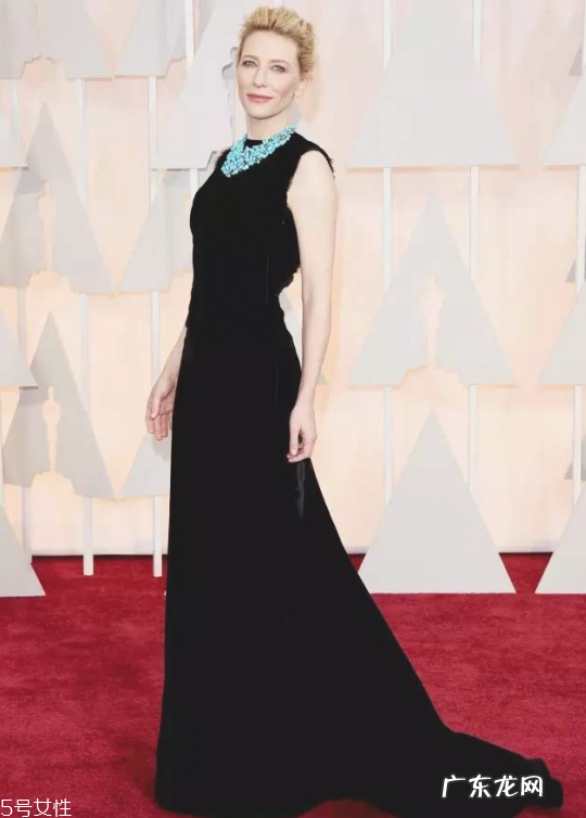 圆肩驼背怎么矫正 教你如何矫正圆肩驼背