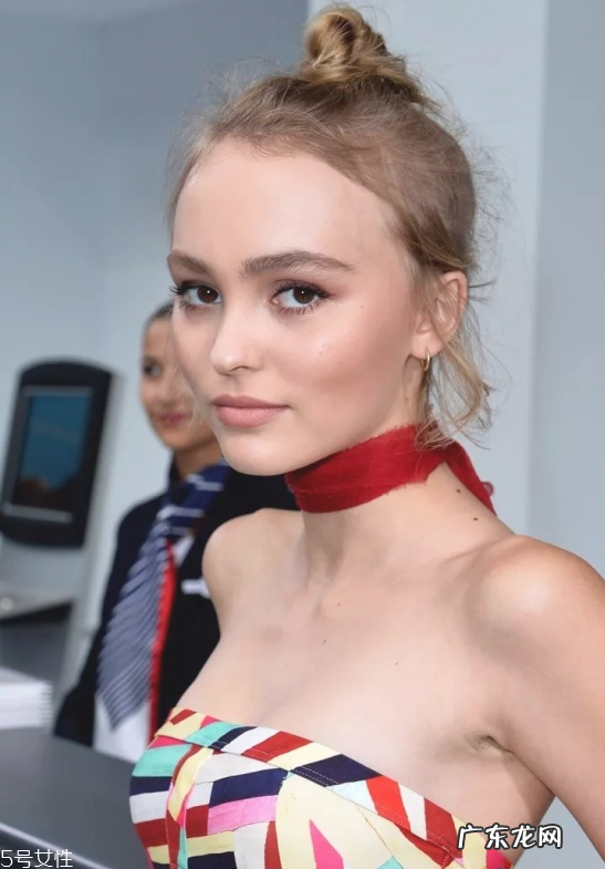 圆肩驼背怎么矫正 教你如何矫正圆肩驼背