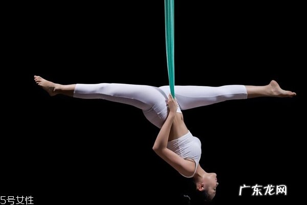 空中瑜伽可以减肥吗 看似静止实则大爆汗