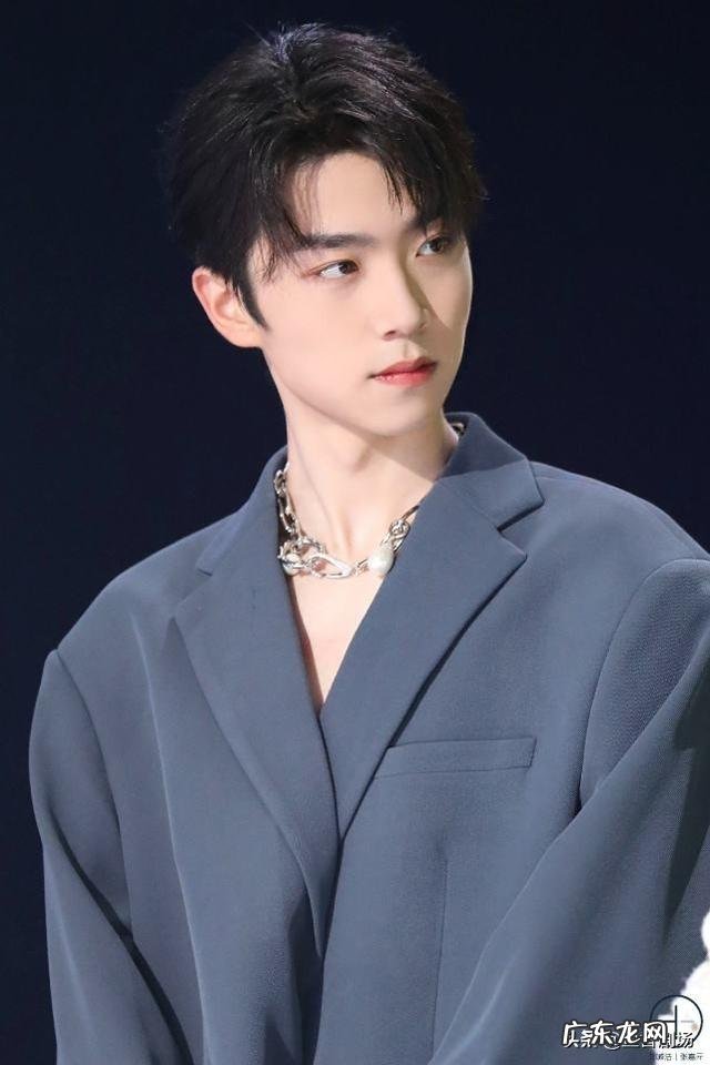 张嘉元照镜子视频抖音 张嘉元短发视频