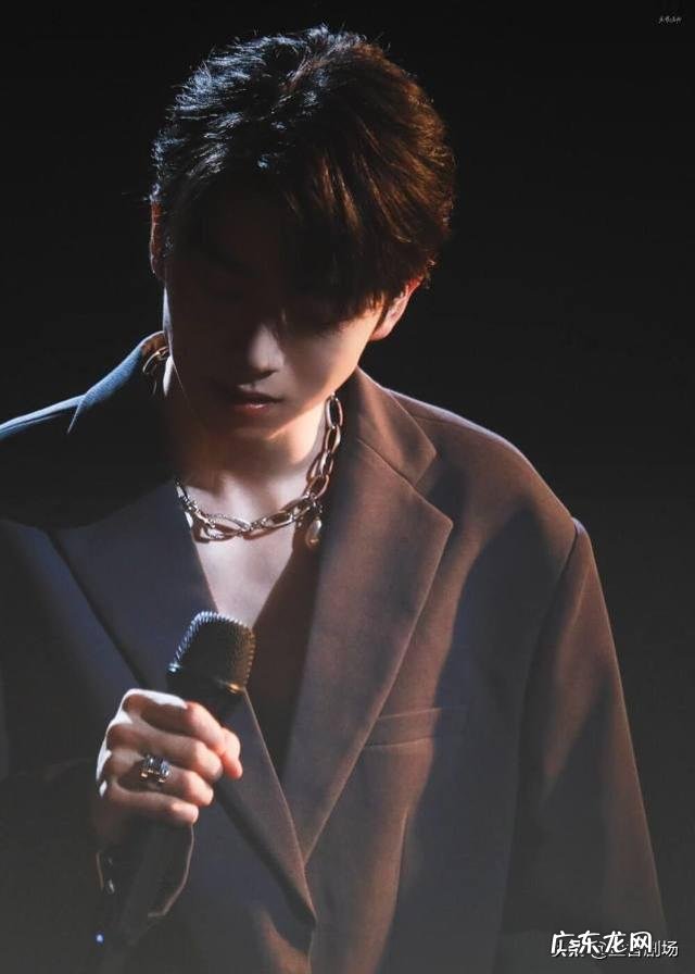 张嘉元照镜子视频抖音 张嘉元短发视频