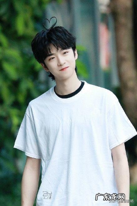 张嘉元照镜子视频抖音 张嘉元短发视频